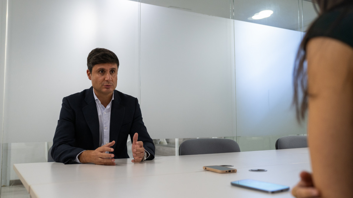 Carlos Martos conversa con Clara Esteban, de 'Agenda Pública', en Madrid. | Cedida