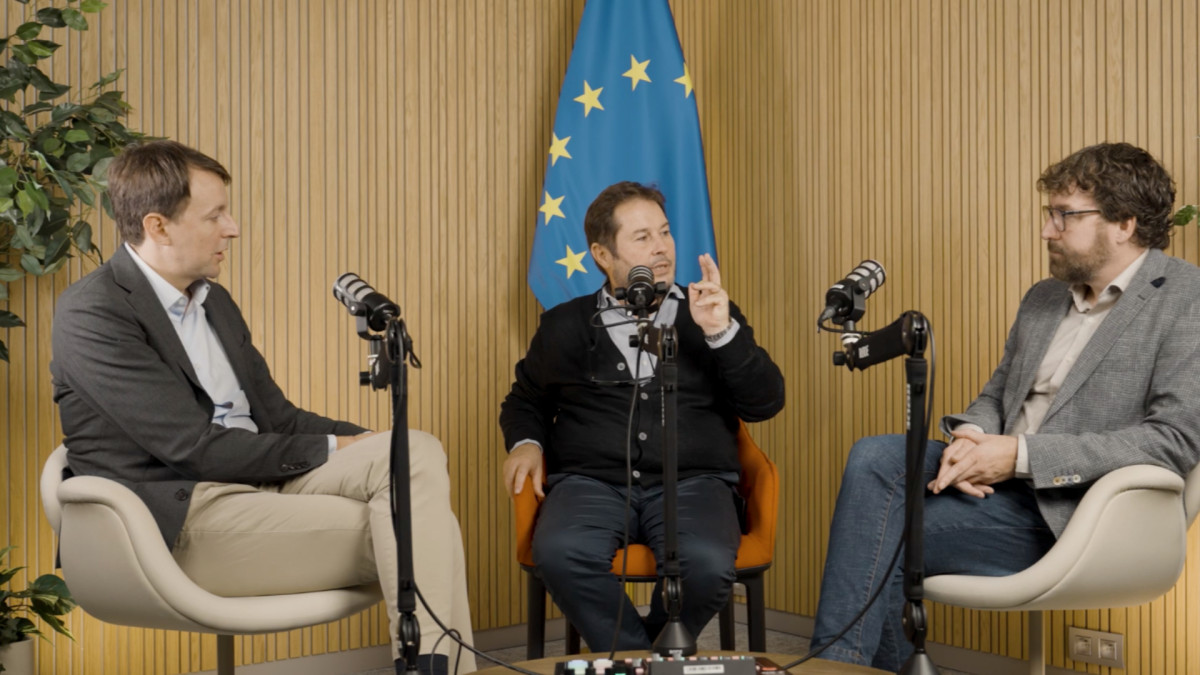 Javi López (izquierda) y Dave Keating (derecha) conversan junto a Marc López Plana en el Parlamento Europeo. | Agenda Pública
