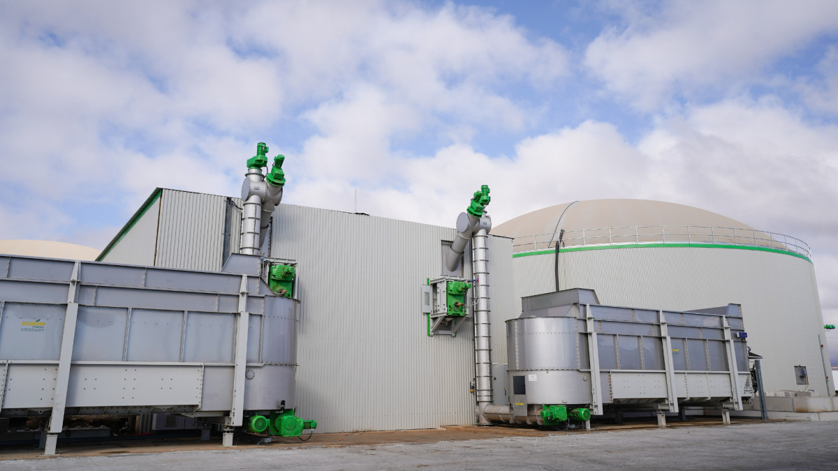 Instalaciones de la primera planta agroindustrial de biometano de Andalucía en La Calahorra (Granada). | Arsenio Zurita / Europa Press