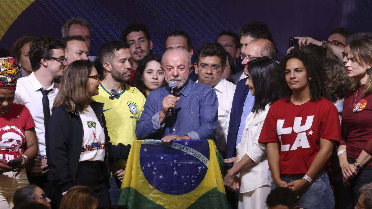 Lula y parte de su equipo de campaña celebran la victoria en São Paulo. 
