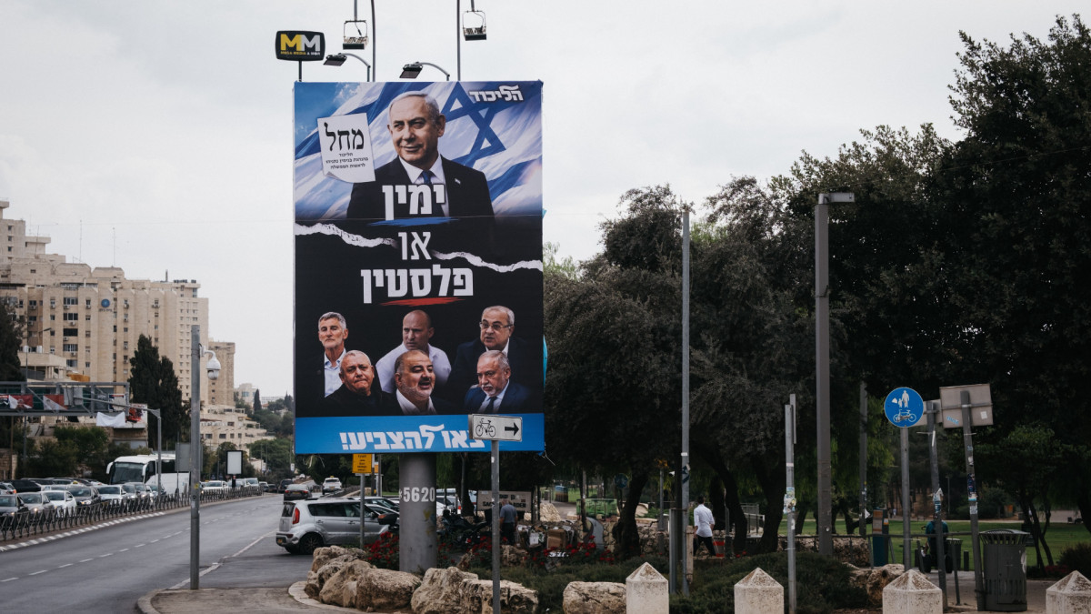 Cartel electoral del Likud en una calle de Jerusalén, con la imagen de Benjamín Netanyahu y el lema  | Katrine Dige Houmoeller / Zuma Press / Europa Press
