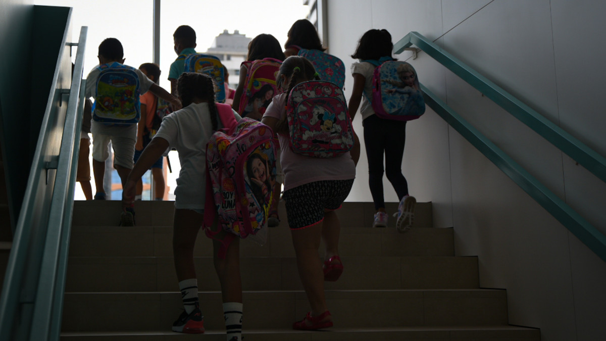 Un grupo de niños suben las escaleras en el colegio Les Arts (València).