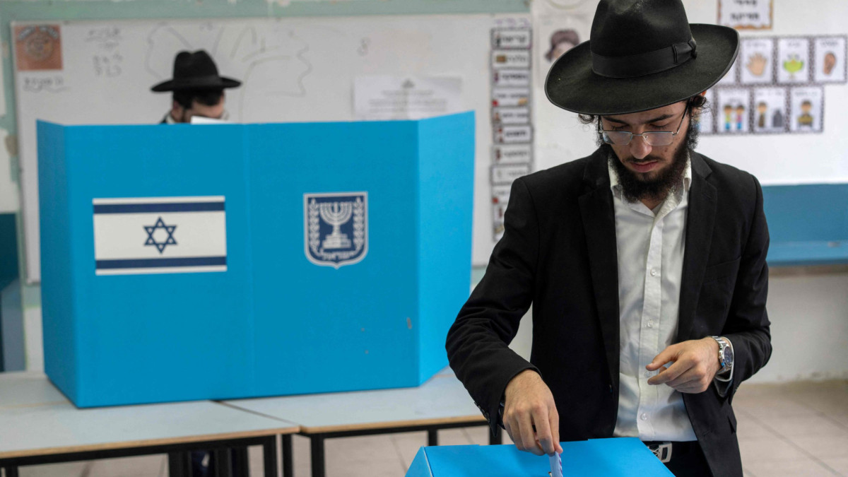 Dos ciudadanos israelíes votan en la ciudad de Bnei Brak. | Maya Levin / Zuma Press / Europa Press