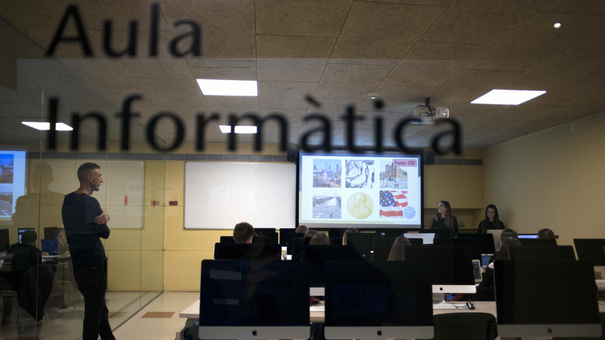 Alumnos de Periodismo durante una clase en la Universidad de Barcelona. | Sergi Reboredo / Zuma Press / Europa Press